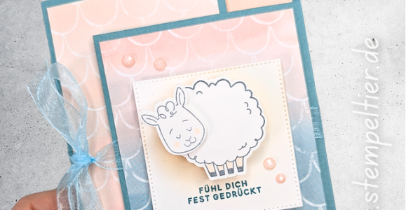 Fun Fold Karte mit dem Produktpaket Knuddelschaf von Stampin’ Up! in zarten Pastelltönen